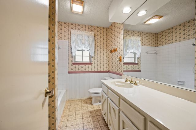 1700 Saxon Drive, Bedford, TX 76021