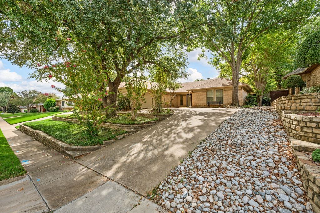 1700 Saxon Drive, Bedford, TX 76021