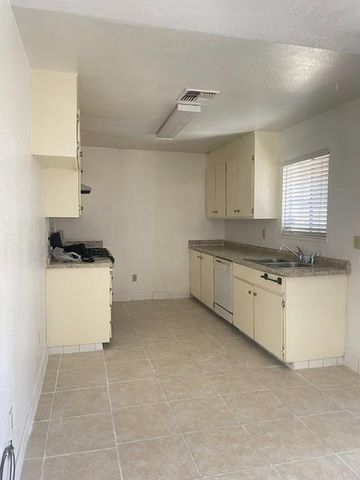 8432 Tam O Shanter Dr, Stockton, CA 95210