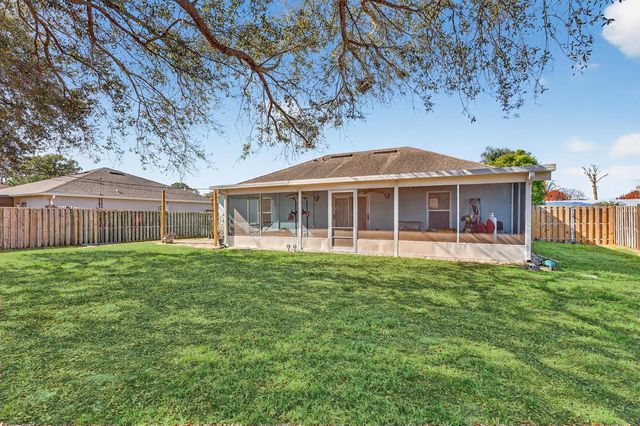 1011 SE Euclid Lane, Port St. Lucie, FL 34983