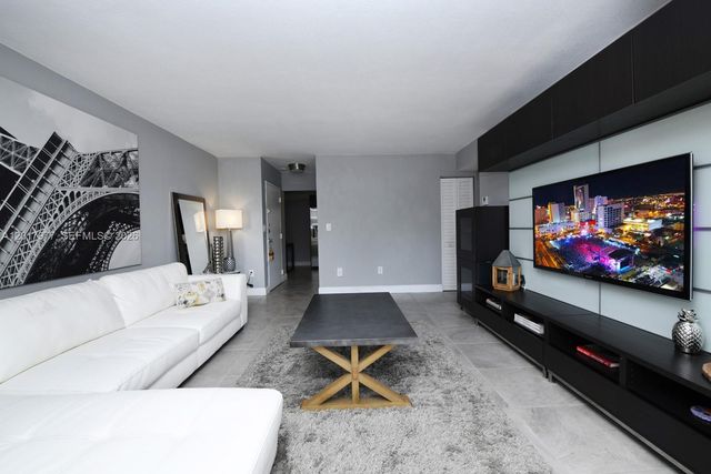 7705 SW 86th St B-212, Miami, FL 33143