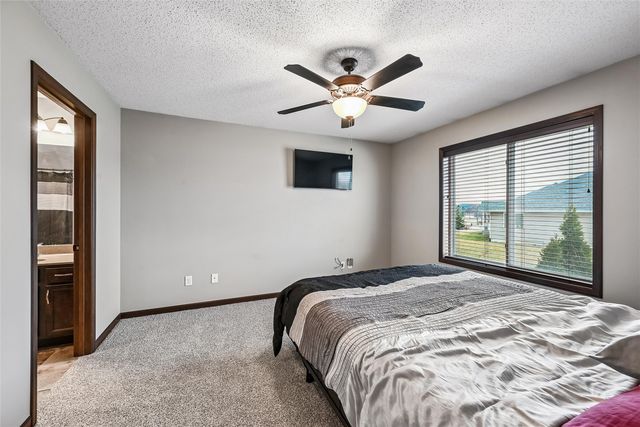 953 Acacia Drive NE, Cedar Rapids, IA 52402