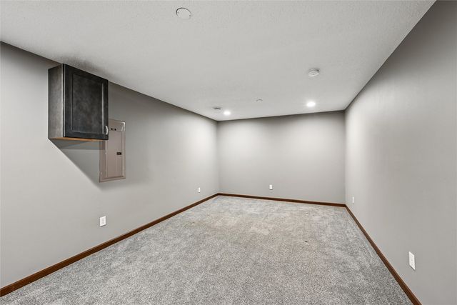 953 Acacia Drive NE, Cedar Rapids, IA 52402