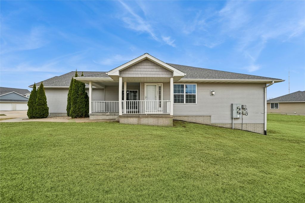 953 Acacia Drive NE, Cedar Rapids, IA 52402