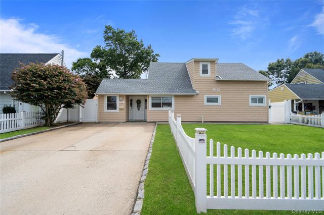 79 Albatross Road, Levittown, NY 11756