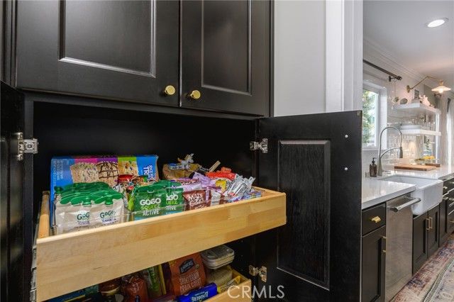 17641 Kittridge, Los Angeles, CA 91406