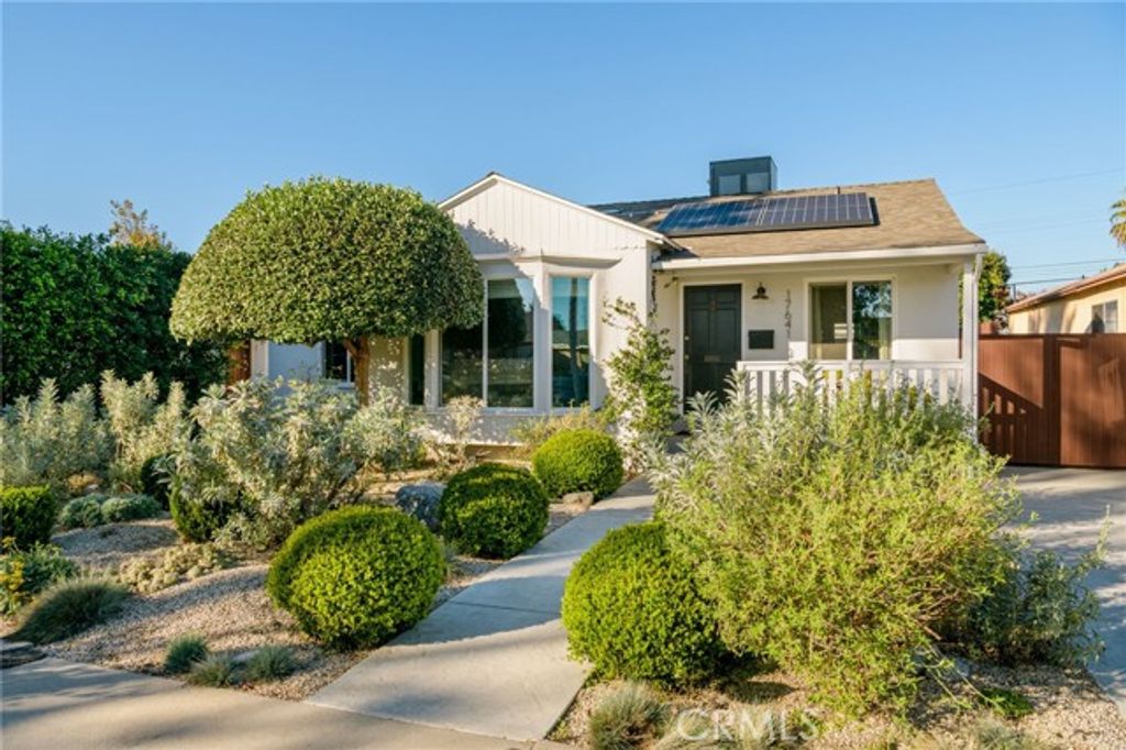 17641 Kittridge, Los Angeles, CA 91406