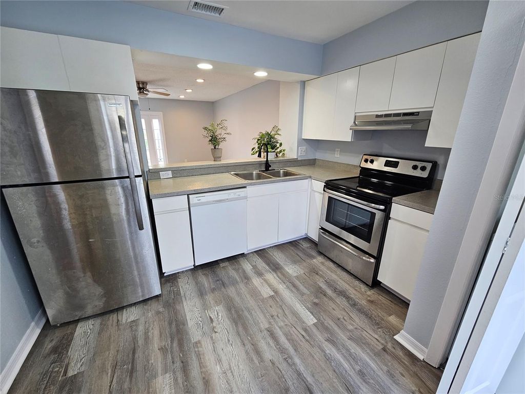 Image 2 of property listing at 13817 STONE MILL WAY, Tampa, FL 33613