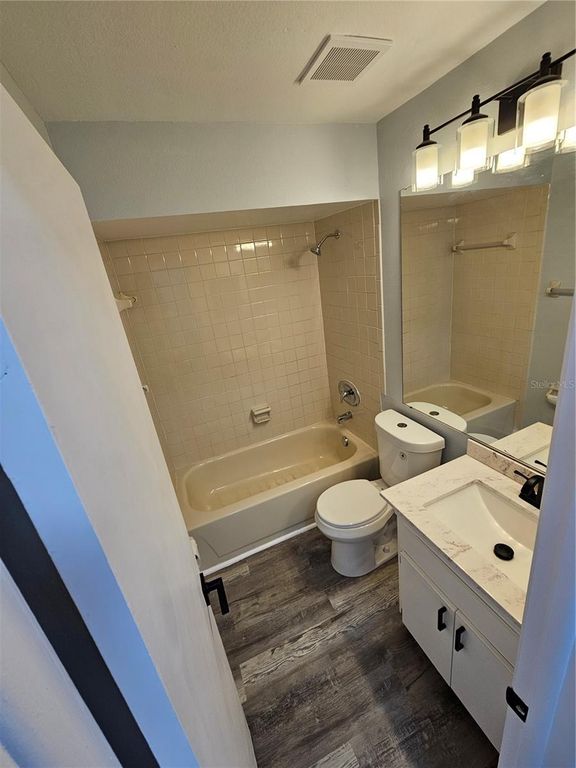 Image 15 of property listing at 13817 STONE MILL WAY, Tampa, FL 33613