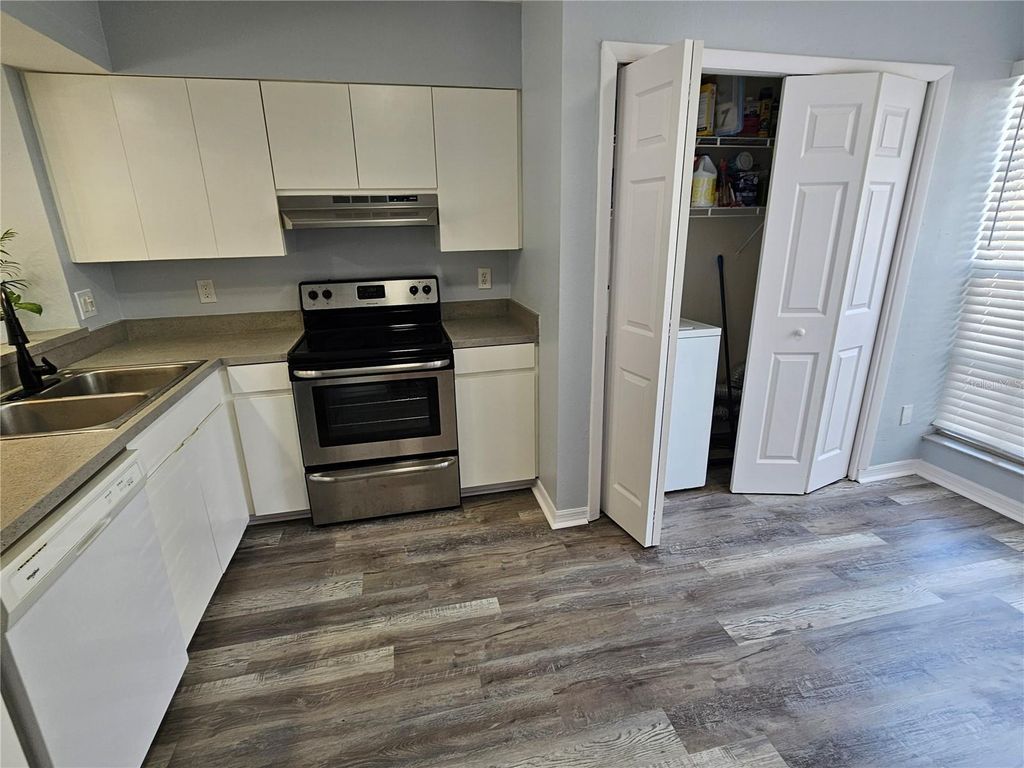 Image 3 of property listing at 13817 STONE MILL WAY, Tampa, FL 33613