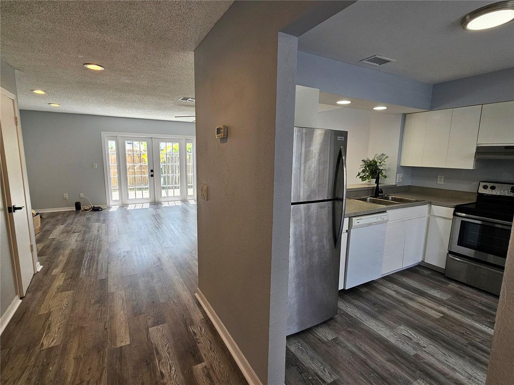 Image 4 of property listing at 13817 STONE MILL WAY, Tampa, FL 33613