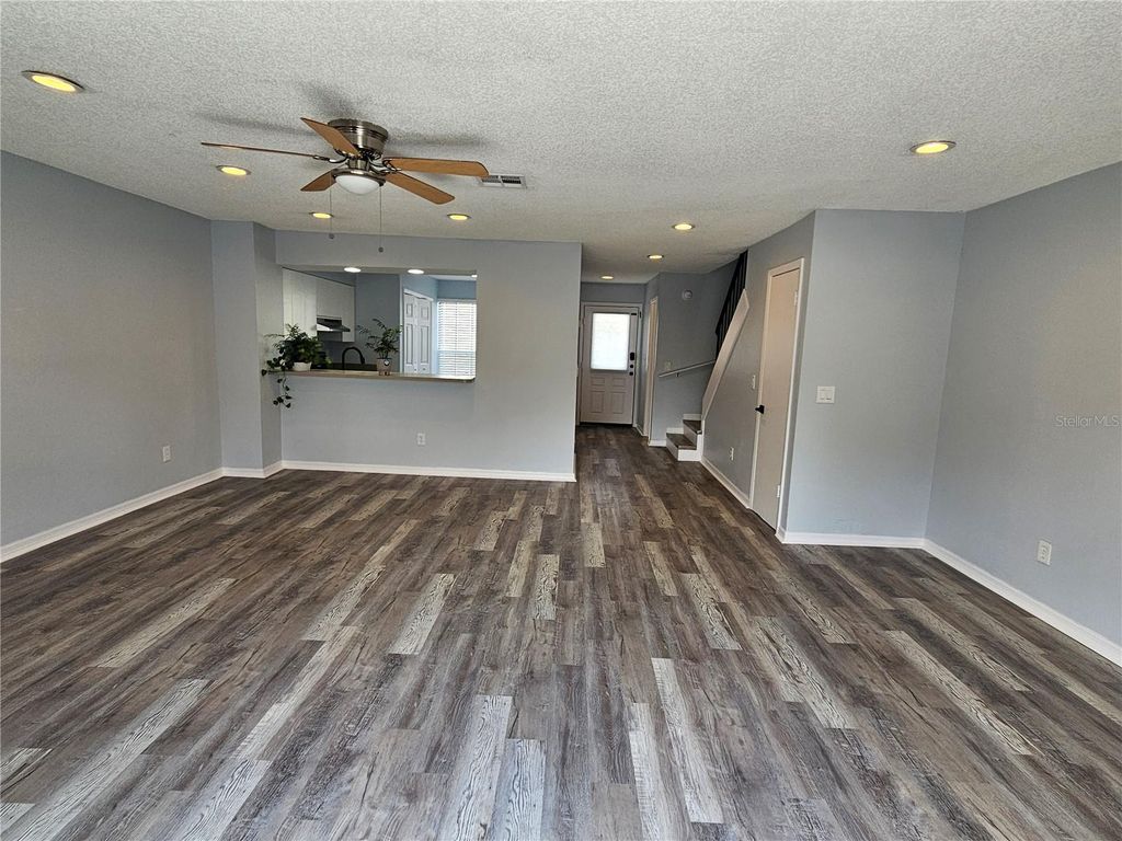 Image 5 of property listing at 13817 STONE MILL WAY, Tampa, FL 33613