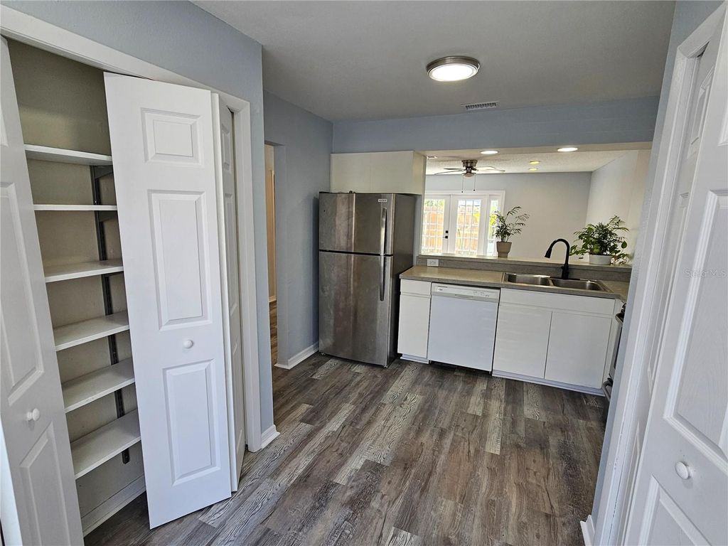 Image 6 of property listing at 13817 STONE MILL WAY, Tampa, FL 33613