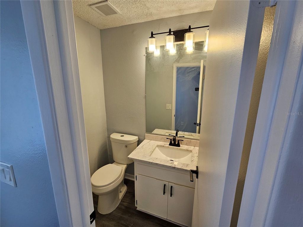 Image 8 of property listing at 13817 STONE MILL WAY, Tampa, FL 33613