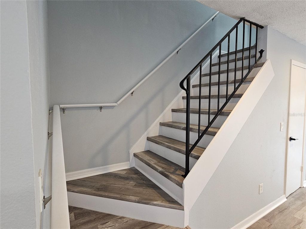 Image 10 of property listing at 13817 STONE MILL WAY, Tampa, FL 33613