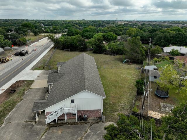 611 W Spring Valley Road, Hewitt, TX 76643
