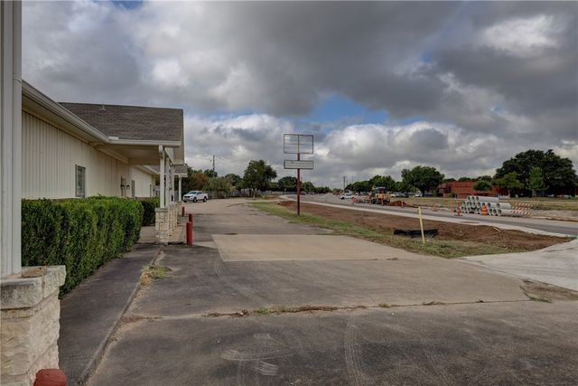 611 W Spring Valley Road, Hewitt, TX 76643