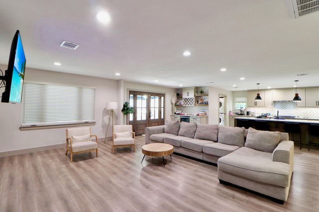 6039 Mcknight Street, Houston, TX 77035