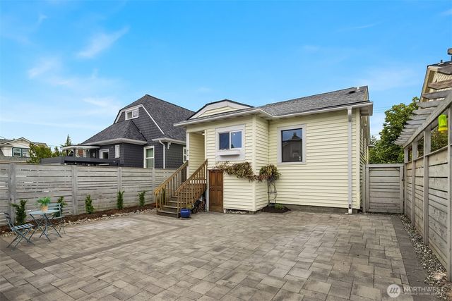 5215 Latona Avenue NE, Seattle, WA 98105