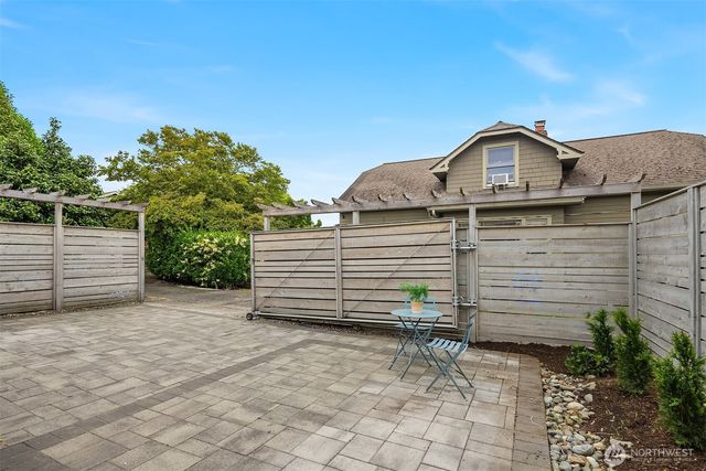 5215 Latona Avenue NE, Seattle, WA 98105
