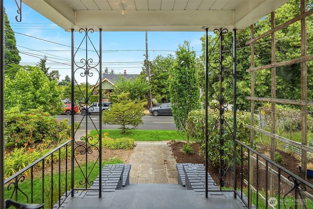 5215 Latona Avenue NE, Seattle, WA 98105