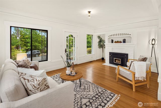 5215 Latona Avenue NE, Seattle, WA 98105