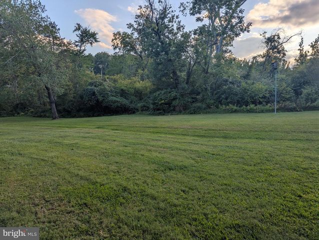 22 HERMITAGE DR, New Hope, PA 18938