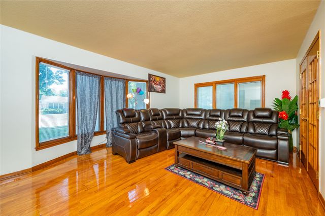 8505 Ridgemont Drive, Urbandale, IA 50322