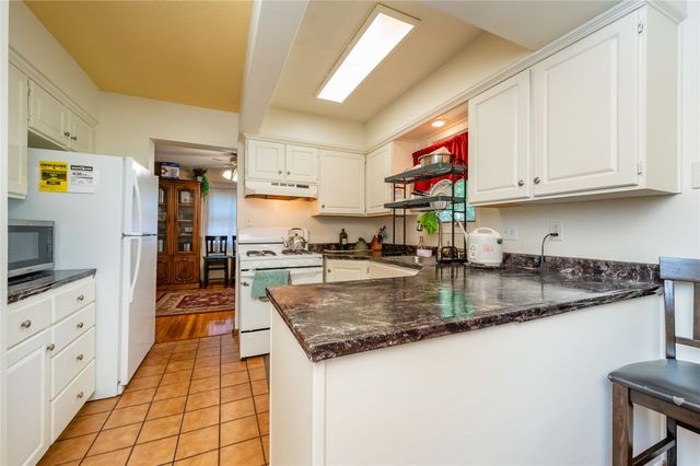 8505 Ridgemont Drive, Urbandale, IA 50322