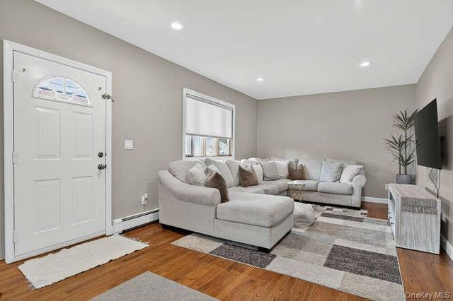 132 Roosevelt Avenue, Mineola, NY 11501