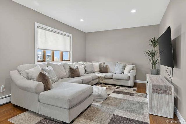 132 Roosevelt Avenue, Mineola, NY 11501