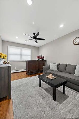 132 Roosevelt Avenue, Mineola, NY 11501