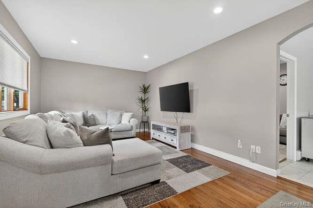 132 Roosevelt Avenue, Mineola, NY 11501