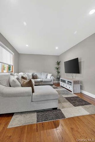 132 Roosevelt Avenue, Mineola, NY 11501