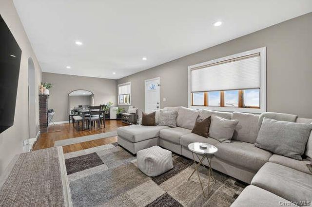 132 Roosevelt Avenue, Mineola, NY 11501