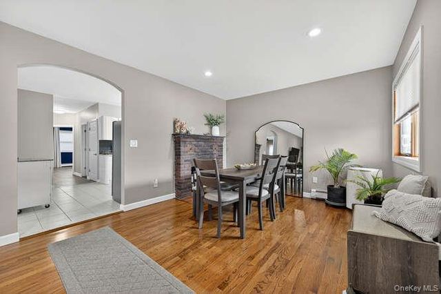 132 Roosevelt Avenue, Mineola, NY 11501