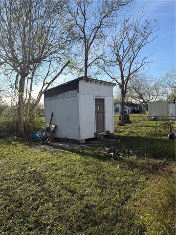 123 Allende St, Taft, TX 78390