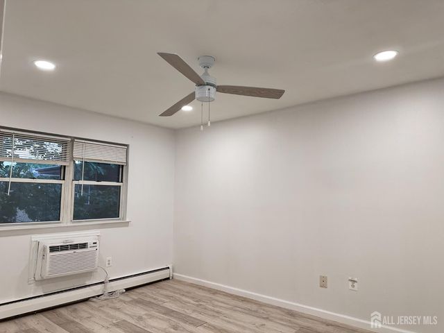 55 Gill Lane 58, Iselin, NJ 08830