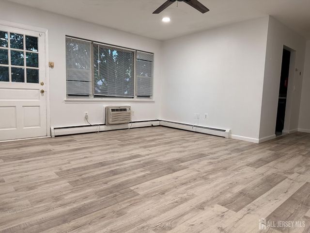 55 Gill Lane 58, Iselin, NJ 08830