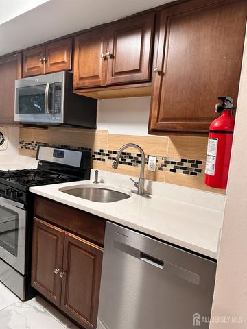 55 Gill Lane 58, Iselin, NJ 08830