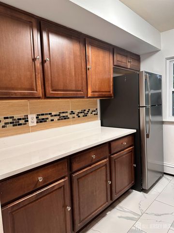 55 Gill Lane 58, Iselin, NJ 08830