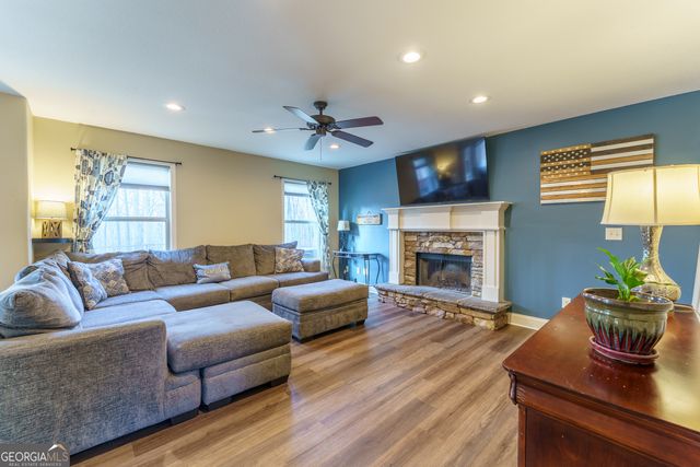 702 Cambridge Farms Drive, Hoschton, GA 30548