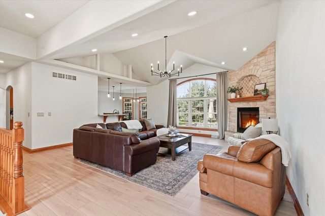 363 Sunshine DRIVE, Hartland, WI 53029
