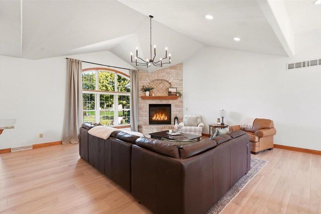 363 Sunshine DRIVE, Hartland, WI 53029