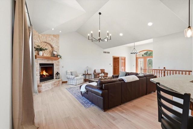 363 Sunshine DRIVE, Hartland, WI 53029