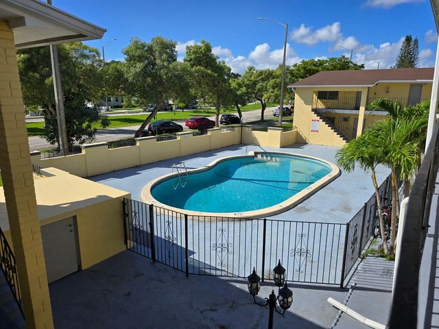 2285 NE 172nd Street 4, North Miami Beach, FL 33160