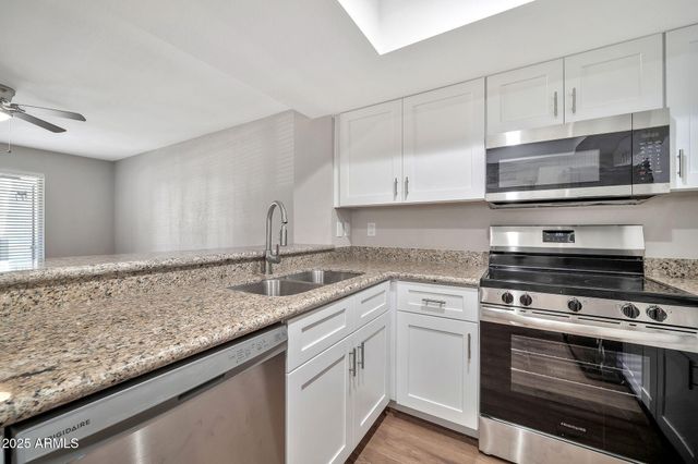 4730 W NORTHERN Avenue 2102, Glendale, AZ 85301