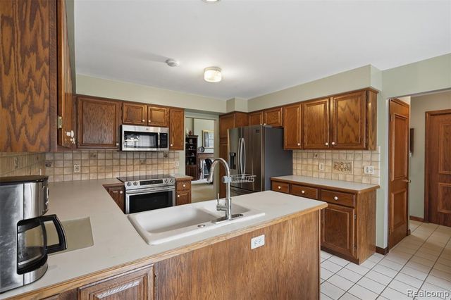 42675 Christina Drive, Sterling Heights, MI 48313