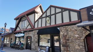 8 Downing Street, Hollister, MO 65672