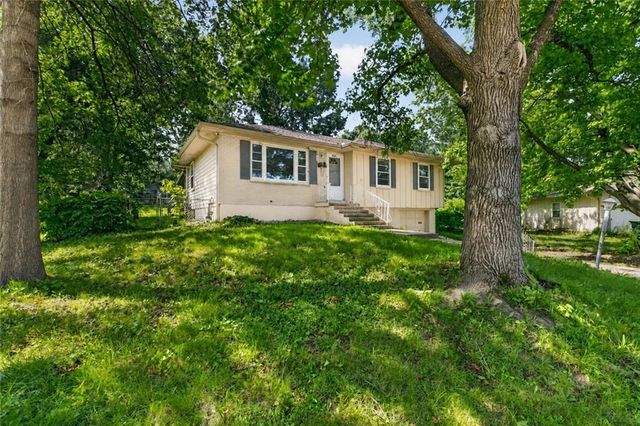 5201 Overton Circle, Kansas City, MO 64133